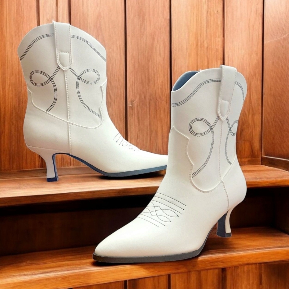 NWOT Universal Thread White Western Boots Faux Leather Women's Size 7 Heels 2.5"